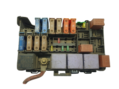 Sicherungskasten Relaiskasten Renault 8200283131 D 55RDYI0A8 LEAR